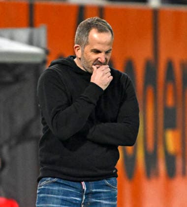 Sport Bilder des Tages 22.03.2026, Fussball 1. Bundesliga 2025 2026, 27.Spieltag, FC Augsburg - VfB Stuttgart, in der WWK-Arena Augsburg. Trainer Manuel Baum (FC Augsburg) nachdenklich. ***DFL and DFB regulations prohibit any use of photographs as image sequences and or quasi-video.*** *** 22 03 2026, Soccer 1 Bundesliga 2025 2026, Matchday 27, FC Augsburg VfB Stuttgart, in der WWK Arena Augsburg Coach Manuel Baum FC Augsburg nachdenklich DFL and DFB regulations prohibit any use of photographs as image sequences and or quasi video