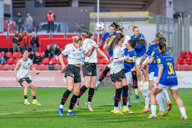 Ecke Leverkkusen, Zweikampf Bayer 04 Leverkusen vs. FC Carl Zeiss Jena, Fussball, Google Pixel Frauen-Bundesliga, 21.Spieltag, Saison 2025 26, 22.03.2026, Bayer 04 Leverkusen vs. FC Carl Zeiss Jena, Fussball, Google Pixel Frauen-Bundesliga, 21.Spieltag, Saison 2025 26, 22.03.2026 Leverkusen Copyright: xEibner-Pressefoto LukasxBaldygax EP_LBA