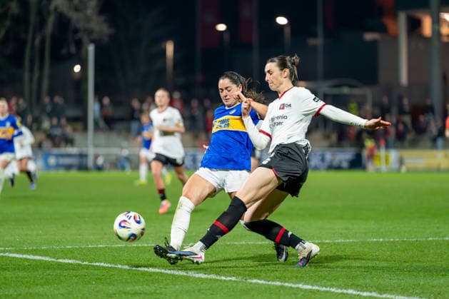 Olivia Alcaide (FC Carl Zeiss Jena, 09) Zweikampf mit Melissa Friedrich (Bayer 04 Leverkusen, 03) Bayer 04 Leverkusen vs. FC Carl Zeiss Jena, Fussball, Google Pixel Frauen-Bundesliga, 21.Spieltag, Saison 2025 26, 22.03.2026, Bayer 04 Leverkusen vs. FC Carl Zeiss Jena, Fussball, Google Pixel Frauen-Bundesliga, 21.Spieltag, Saison 2025 26, 22.03.2026 Leverkusen Copyright: xEibner-Pressefoto LukasxBaldygax EP_LBA