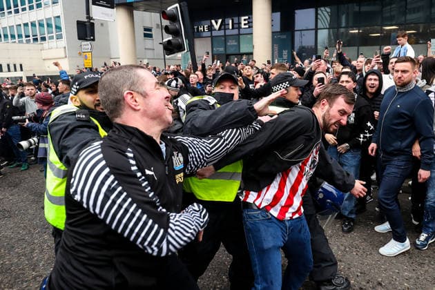 Newcastle United v Sunderland, Premier League Sunderland fans make their way to the ground ahead of the Newcastle United v Sunderland Premier League match at St. James Park, Newcastle Upon Tyne, England on 22 March 2026 Credit: Every Second Media Editorial use only. All images are copyright Every Second Media Limited. No images may be reproduced without prior permission. All rights reserved. Premier League and Football League images are subject to licensing agreements with Football DataCo Limited. see https: www.football-dataco.com Copyright: xIMAGO EveryxSecondxMediax ESM-1872-0221 LeexKeunekex xEveryxSecondxMediax