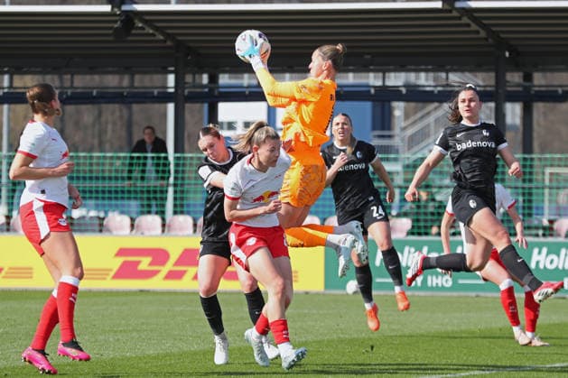 Google Pixel Frauen-Bundesliga, RB Leipzig - SC Freiburg; 22.03.2026 Torwart Elvira Herzog (1, RB Leipzig) pflückt den Ball aus der Luft. Fußball, Google Pixel Frauen-Bundesliga, Saison 2025 2026, 21. Spieltag: RB Leipzig vs. SC Freiburg am 22.03.2026, Trainingszentrum Cottaweg, Leipzig. DFB REGULATIONS PROHIBIT ANY USE OF PHOTOGRAPHS AS IMAGE SEQUENCES AND OR QUASI-VIDEO. Copyright: xBEAUTIFULxSPORTS JanxKaeferx