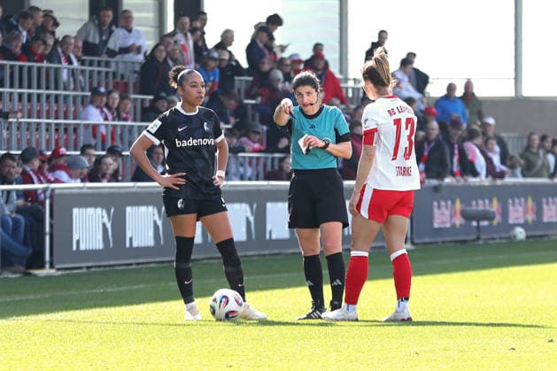 Google Pixel Frauen-Bundesliga, RB Leipzig - SC Freiburg; 22.03.2026 Schiedsrichterin Dr. Riem Hussein im Dialog mit Sandra Starke (13, RB Leipzig). Fußball, Google Pixel Frauen-Bundesliga, Saison 2025 2026, 21. Spieltag: RB Leipzig vs. SC Freiburg am 22.03.2026, Trainingszentrum Cottaweg, Leipzig. DFB REGULATIONS PROHIBIT ANY USE OF PHOTOGRAPHS AS IMAGE SEQUENCES AND OR QUASI-VIDEO. Copyright: xBEAUTIFULxSPORTS JanxKaeferx