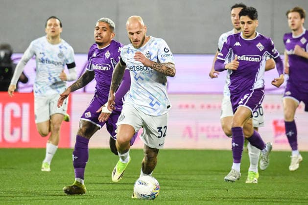 Federico Dimarco (Inter) thwarted by Domilson Cordeiro Dos Santo Dodo (Fiorentina) during ACF Fiorentina vs Inter - FC Internazionale, Italian soccer Serie A match in Florence, Italy, March 22 2026  Copyright: xFabioxFagiolini IPAxSportx xipa-agency.netx xx IPA_73310463 IPA_Agency_IPA73310463