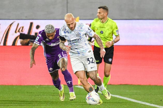 Federico Dimarco (Inter) thwarted by Domilson Cordeiro Dos Santo Dodo (Fiorentina) during ACF Fiorentina vs Inter - FC Internazionale, Italian soccer Serie A match in Florence, Italy, March 22 2026  Copyright: xFabioxFagiolini IPAxSportx xipa-agency.netx xx IPA_73310465 IPA_Agency_IPA73310465