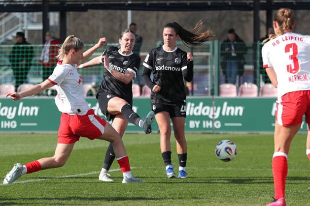 Google Pixel Frauen-Bundesliga, RB Leipzig - SC Freiburg; 22.03.2026 Schussmöglichkeit für Alina Axtmann (3, SC Freiburg), Julia Landenberger (21, RB Leipzig) versucht zu klären. Fußball, Google Pixel Frauen-Bundesliga, Saison 2025 2026, 21. Spieltag: RB Leipzig vs. SC Freiburg am 22.03.2026, Trainingszentrum Cottaweg, Leipzig. DFB REGULATIONS PROHIBIT ANY USE OF PHOTOGRAPHS AS IMAGE SEQUENCES AND OR QUASI-VIDEO. Copyright: xBEAUTIFULxSPORTS JanxKaeferx