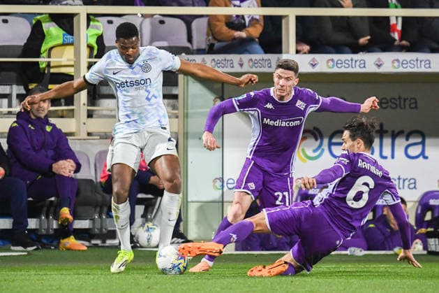 Manuel Akanji (Inter) hampered by Luca Ranieri (Fiorentina) during ACF Fiorentina vs Inter - FC Internazionale, Italian soccer Serie A match in Florence, Italy, March 22 2026  Copyright: xFabioxFagiolini IPAxSportx xipa-agency.netx xx IPA_73311055 IPA_Agency_IPA73311055