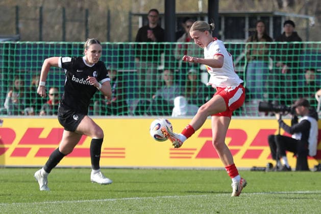 Google Pixel Frauen-Bundesliga, RB Leipzig - SC Freiburg; 22.03.2026 Marlene Müller (27, RB Leipzig) vor Alina Axtmann (3, SC Freiburg) am Ball. Fußball, Google Pixel Frauen-Bundesliga, Saison 2025 2026, 21. Spieltag: RB Leipzig vs. SC Freiburg am 22.03.2026, Trainingszentrum Cottaweg, Leipzig. DFB REGULATIONS PROHIBIT ANY USE OF PHOTOGRAPHS AS IMAGE SEQUENCES AND OR QUASI-VIDEO. Copyright: xBEAUTIFULxSPORTS JanxKaeferx