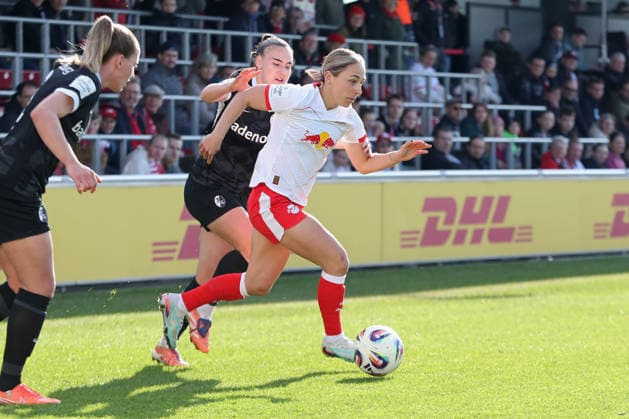 Google Pixel Frauen-Bundesliga, RB Leipzig - SC Freiburg; 22.03.2026 Gina Chmielinski (10, RB Leipzig) vor Alena Bienz (8, SC Freiburg) am Ball. Fußball, Google Pixel Frauen-Bundesliga, Saison 2025 2026, 21. Spieltag: RB Leipzig vs. SC Freiburg am 22.03.2026, Trainingszentrum Cottaweg, Leipzig. DFB REGULATIONS PROHIBIT ANY USE OF PHOTOGRAPHS AS IMAGE SEQUENCES AND OR QUASI-VIDEO. Copyright: xBEAUTIFULxSPORTS JanxKaeferx