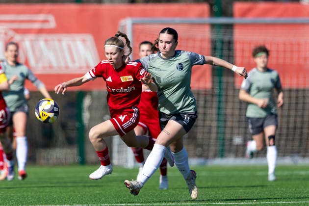 Regionalliga-Nordost Frauen: 1. FC Union Berlin II vs. 1. FFV Erfurt; Berlin; 22.03.2026 Leona Seifert ( 6; 1. FC Union Berlin II) gegen Emily Nüßner ( 13; 1. FFV Erfurt) Regionalliga-Nordost Frauen: 1. FC Union Berlin II vs. 1. FFV Erfurt; Trainingszentrum Oberspree KR1; 22.03.2026 Copyright: xBEAUTIFULxSPORTS Duehringx