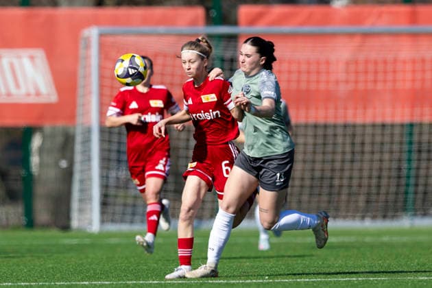 Regionalliga-Nordost Frauen: 1. FC Union Berlin II vs. 1. FFV Erfurt; Berlin; 22.03.2026 Leona Seifert ( 6; 1. FC Union Berlin II) gegen Emily Nüßner ( 13; 1. FFV Erfurt) Regionalliga-Nordost Frauen: 1. FC Union Berlin II vs. 1. FFV Erfurt; Trainingszentrum Oberspree KR1; 22.03.2026 Copyright: xBEAUTIFULxSPORTS Duehringx
