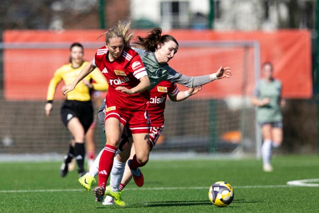 Regionalliga-Nordost Frauen: 1. FC Union Berlin II vs. 1. FFV Erfurt; Berlin; 22.03.2026 Lea Schrenk ( 19; 1. FFV Erfurt) gegen Silje Skaara Helgesen ( 2; 1. FC Union Berlin II) (vorne) und Vivien Angelina Stibal ( 19; 1. FC Union Berlin II) (dahinter) Regionalliga-Nordost Frauen: 1. FC Union Berlin II vs. 1. FFV Erfurt; Trainingszentrum Oberspree KR1; 22.03.2026 Copyright: xBEAUTIFULxSPORTS Duehringx