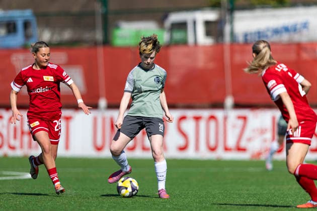 Regionalliga-Nordost Frauen: 1. FC Union Berlin II vs. 1. FFV Erfurt; Berlin; 22.03.2026 Thekla Freywald ( 20; 1. FFV Erfurt) gegen Leonie Sophie Köster ( 26; 1. FC Union Berlin II) (links) und Silje Skaara Helgesen ( 2; 1. FC Union Berlin II) (rechts) Regionalliga-Nordost Frauen: 1. FC Union Berlin II vs. 1. FFV Erfurt; Trainingszentrum Oberspree KR1; 22.03.2026 Copyright: xBEAUTIFULxSPORTS Duehringx