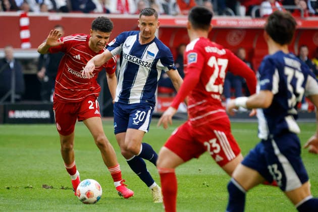 Düsseldorf , Deutschland, 2. Fussball Bundesliga Saison 2025 26 27. Spieltag Fortuna Düsseldorf : Hertha BSC Berlin 2:5 am 22. 03. 2026 in der Merkur -Spiel -Arena in Düsseldorf Jordi Leander PAULINA (F 95) li.- und Paul SEGUIN (HBSC) 2.v.li.-