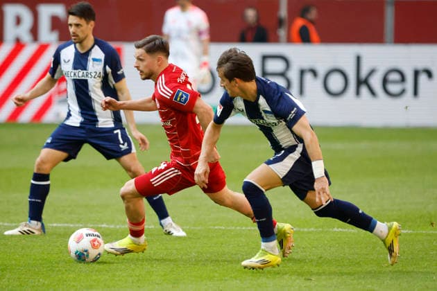 Düsseldorf , Deutschland, 2. Fussball Bundesliga Saison 2025 26 27. Spieltag Fortuna Düsseldorf : Hertha BSC Berlin 2:5 am 22. 03. 2026 in der Merkur -Spiel -Arena in Düsseldorf Josip BREKALO (HBSC), Florent MUSLIJA (F 95) und Michal KARBOWNIK (HBSC) v.li.n.re.-