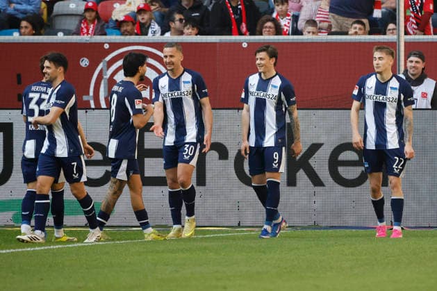 Düsseldorf , Deutschland, 2. Fussball Bundesliga Saison 2025 26 27. Spieltag Fortuna Düsseldorf : Hertha BSC Berlin 2:5 am 22. 03. 2026 in der Merkur -Spiel -Arena in Düsseldorf Michal KARBOWNIK (HBSC), Josip BREKALO (HBSC), Kevin Simone SESSA (HBSC), Paul SEGUIN (HBSC),Dawid KOWNACKI (HBSC) und Marten WINKLER (HBSC) v.li.n.re.- feiern das 4-1 durch Torschütze Winkler re.-