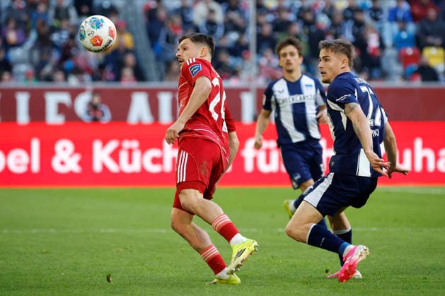 Düsseldorf , Deutschland, 2. Fussball Bundesliga Saison 2025 26 27. Spieltag Fortuna Düsseldorf : Hertha BSC Berlin 2:5 am 22. 03. 2026 in der Merkur -Spiel -Arena in Düsseldorf Florent MUSLIJA (F 95) li.- und Marten WINKLER (HBSC) re.-
