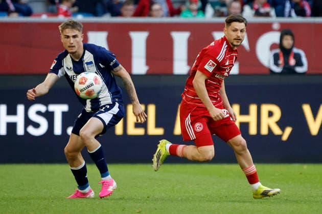 Düsseldorf , Deutschland, 2. Fussball Bundesliga Saison 2025 26 27. Spieltag Fortuna Düsseldorf : Hertha BSC Berlin 2:5 am 22. 03. 2026 in der Merkur -Spiel -Arena in Düsseldorf Marten WINKLER (HBSC) li.- und Florent MUSLIJA (F 95) re.-