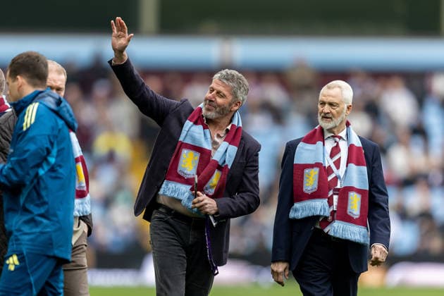 Aston Villa v West Ham United, Premier League Aston Villa team members - Andy Townsend and manager Brian Little from League Cup team winners from 30 years ago at half-time during the Premier League match between Aston Villa and West Ham United at Villa Park, Birmingham, UK on 22 March 2026. Birmingham Villa Park West Midlands UK Editorial use only DataCo restrictions apply See www.football-dataco.com , Copyright: xManjitxNarotrax PSI-23950-0116