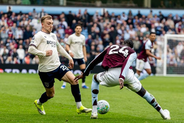 Aston Villa v West Ham United, Premier League West Ham United forward Jarrod Bowen (20) battles for possession with Aston Villa midfielder Amadou Onana (24) during the Premier League match between Aston Villa and West Ham United at Villa Park, Birmingham, UK on 22 March 2026. Birmingham Villa Park West Midlands UK Editorial use only DataCo restrictions apply See www.football-dataco.com , Copyright: xManjitxNarotrax PSI-23950-0157