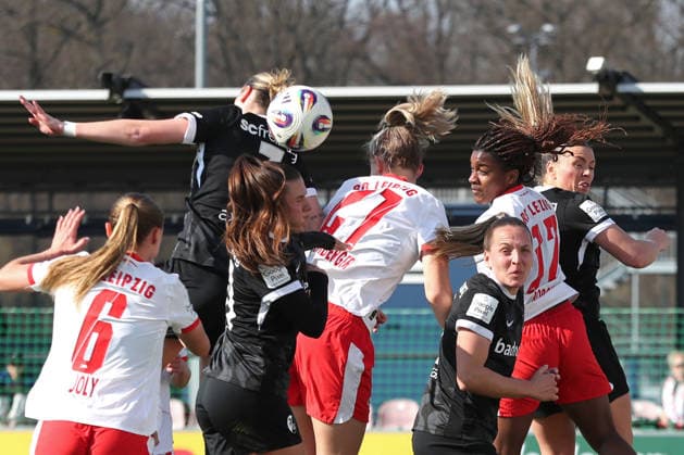 Google Pixel Frauen-Bundesliga, RB Leipzig - SC Freiburg; 22.03.2026 Kopfball-Gewühl u.a. mit Delice Boboy (17, RB Leipzig). Fußball, Google Pixel Frauen-Bundesliga, Saison 2025 2026, 21. Spieltag: RB Leipzig vs. SC Freiburg am 22.03.2026, Trainingszentrum Cottaweg, Leipzig. DFB REGULATIONS PROHIBIT ANY USE OF PHOTOGRAPHS AS IMAGE SEQUENCES AND OR QUASI-VIDEO. Copyright: xBEAUTIFULxSPORTS JanxKaeferx