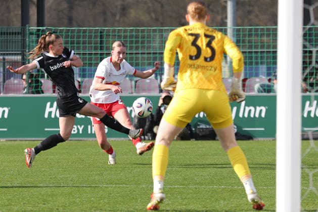 Google Pixel Frauen-Bundesliga, RB Leipzig - SC Freiburg; 22.03.2026 Marlene Müller (27, RB Leipzig) kommt gegen Lisa Kolb (22, SC Freiburg) zum Schuss. Fußball, Google Pixel Frauen-Bundesliga, Saison 2025 2026, 21. Spieltag: RB Leipzig vs. SC Freiburg am 22.03.2026, Trainingszentrum Cottaweg, Leipzig. DFB REGULATIONS PROHIBIT ANY USE OF PHOTOGRAPHS AS IMAGE SEQUENCES AND OR QUASI-VIDEO. Copyright: xBEAUTIFULxSPORTS JanxKaeferx