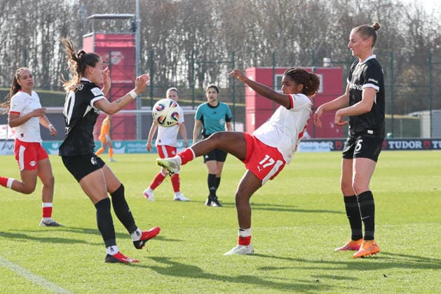 Google Pixel Frauen-Bundesliga, RB Leipzig - SC Freiburg; 22.03.2026 Delice Boboy (17, RB Leipzig) am Ball. Fußball, Google Pixel Frauen-Bundesliga, Saison 2025 2026, 21. Spieltag: RB Leipzig vs. SC Freiburg am 22.03.2026, Trainingszentrum Cottaweg, Leipzig. DFB REGULATIONS PROHIBIT ANY USE OF PHOTOGRAPHS AS IMAGE SEQUENCES AND OR QUASI-VIDEO. Copyright: xBEAUTIFULxSPORTS JanxKaeferx