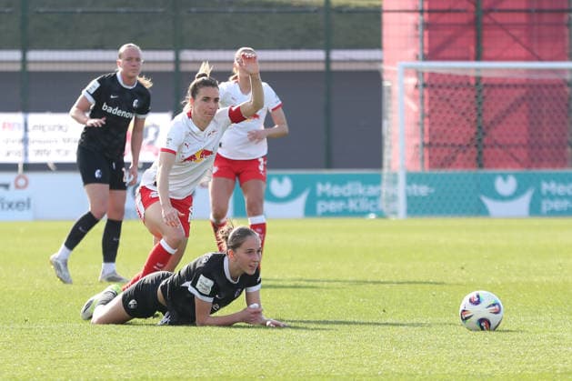 Google Pixel Frauen-Bundesliga, RB Leipzig - SC Freiburg; 22.03.2026 Sandra Starke (13, RB Leipzig) gegen Maj Schneider (15, SC Freiburg am Boden). Fußball, Google Pixel Frauen-Bundesliga, Saison 2025 2026, 21. Spieltag: RB Leipzig vs. SC Freiburg am 22.03.2026, Trainingszentrum Cottaweg, Leipzig. DFB REGULATIONS PROHIBIT ANY USE OF PHOTOGRAPHS AS IMAGE SEQUENCES AND OR QUASI-VIDEO. Copyright: xBEAUTIFULxSPORTS JanxKaeferx