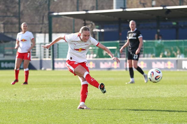 Google Pixel Frauen-Bundesliga, RB Leipzig - SC Freiburg; 22.03.2026 Nikoline Dudek (24, RB Leipzig) beim Schuss. Fußball, Google Pixel Frauen-Bundesliga, Saison 2025 2026, 21. Spieltag: RB Leipzig vs. SC Freiburg am 22.03.2026, Trainingszentrum Cottaweg, Leipzig. DFB REGULATIONS PROHIBIT ANY USE OF PHOTOGRAPHS AS IMAGE SEQUENCES AND OR QUASI-VIDEO. Copyright: xBEAUTIFULxSPORTS JanxKaeferx