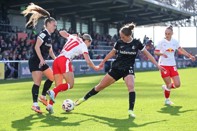 Google Pixel Frauen-Bundesliga, RB Leipzig - SC Freiburg; 22.03.2026 Maj Schneider (15, SC Freiburg) stoppt Gina Chmielinski (10, RB Leipzig). Fußball, Google Pixel Frauen-Bundesliga, Saison 2025 2026, 21. Spieltag: RB Leipzig vs. SC Freiburg am 22.03.2026, Trainingszentrum Cottaweg, Leipzig. DFB REGULATIONS PROHIBIT ANY USE OF PHOTOGRAPHS AS IMAGE SEQUENCES AND OR QUASI-VIDEO. Copyright: xBEAUTIFULxSPORTS JanxKaeferx