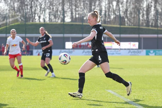 Google Pixel Frauen-Bundesliga, RB Leipzig - SC Freiburg; 22.03.2026 Meret Felde (4, SC Freiburg). Fußball, Google Pixel Frauen-Bundesliga, Saison 2025 2026, 21. Spieltag: RB Leipzig vs. SC Freiburg am 22.03.2026, Trainingszentrum Cottaweg, Leipzig. DFB REGULATIONS PROHIBIT ANY USE OF PHOTOGRAPHS AS IMAGE SEQUENCES AND OR QUASI-VIDEO. Copyright: xBEAUTIFULxSPORTS JanxKaeferx