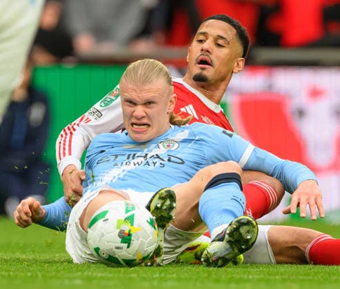 22 March 2026 - Arsenal v Manchester City - Carabao Cup Final - Wembley. Arsenal v Manchester City - Carabao Cup Final - Wembley. Erling Haaland battles with William Saliba. Picture : Mark Pain London England  Copyright: xMarkxPainx