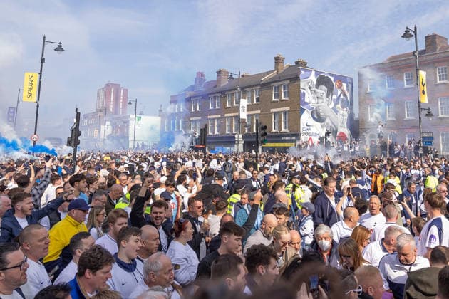 Tottenham Hotspur v Nottingham Forest, Premier League, Football, Tottenham Hotspur Stadium, London, UK - 22 Mar 2026 Tottenham Hotspur fans gather outside the stadium to greet the Tottenham Hotspur team coach London Tottenham Hotspur Stadium Tottenham GBR, UK NEWSPAPERS OUT Copyright: xEllixBirchx
