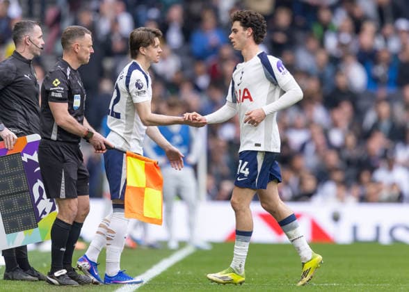 Tottenham Hotspur v Nottingham Forest, Premier League, Football, Tottenham Hotspur Stadium, London, UK - 22 Mar 2026 Conor Gallagher of Tottenham Hotspur (22) is subbed on for Archie Gray of Tottenham Hotspur (14) London Tottenham Hotspur Stadium Tottenham GBR, UK NEWSPAPERS OUT Copyright: xEllixBirchx