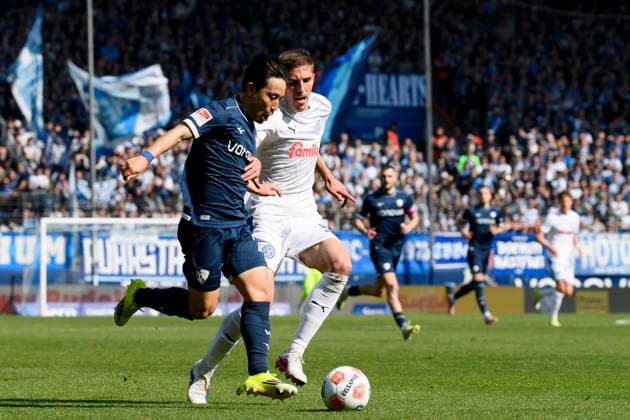 Koji Miyoshi (VfL Bochum) und David Zec (Holstein Kiel) im Kampf um den Ball waehrend des spiels der 2. Bundesliga zwischen VfL Bochum und Holstein Kiel, Vonovia Ruhrstadion am 22. March 2026 in Bochum, Deutschland. (Foto von Max Maiwald DeFodi Images) +++ Koji Miyoshi (VfL Bochum) und David Zec (Holstein Kiel) battle for the ball during the 2. Bundesliga match between VfL Bochum and Holstein Kiel at Vonovia Ruhrstadion on March 22, 2026 in Bochum, Germany. (Photo by Max Maiwald DeFodi Images) (Photo by Max Maiwald DeFodi Images) -