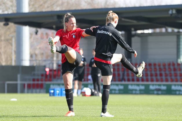 Google Pixel Frauen-Bundesliga, RB Leipzig - SC Freiburg; 22.03.2026 Kapitänin Lisa Karl (2, SC Freiburg) während der Erwärmung, Training. Fußball, Google Pixel Frauen-Bundesliga, Saison 2025 2026, 21. Spieltag: RB Leipzig vs. SC Freiburg am 22.03.2026, Trainingszentrum Cottaweg, Leipzig. DFB REGULATIONS PROHIBIT ANY USE OF PHOTOGRAPHS AS IMAGE SEQUENCES AND OR QUASI-VIDEO. Copyright: xBEAUTIFULxSPORTS JanxKaeferx