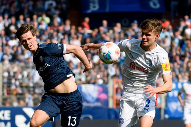 Oliver Olsen (VfL Bochum) und Frederik Roslyng (Holstein Kiel) im Kampf um den Ball waehrend des spiels der 2. Bundesliga zwischen VfL Bochum und Holstein Kiel, Vonovia Ruhrstadion am 22. March 2026 in Bochum, Deutschland. (Foto von Max Maiwald DeFodi Images) +++ Oliver Olsen (VfL Bochum) und Frederik Roslyng (Holstein Kiel) battle for the ball during the 2. Bundesliga match between VfL Bochum and Holstein Kiel at Vonovia Ruhrstadion on March 22, 2026 in Bochum, Germany. (Photo by Max Maiwald DeFodi Images) (Photo by Max Maiwald DeFodi Images) -