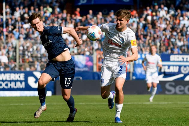 Oliver Olsen (VfL Bochum) und Frederik Roslyng (Holstein Kiel) im Kampf um den Ball waehrend des spiels der 2. Bundesliga zwischen VfL Bochum und Holstein Kiel, Vonovia Ruhrstadion am 22. March 2026 in Bochum, Deutschland. (Foto von Max Maiwald DeFodi Images) +++ Oliver Olsen (VfL Bochum) und Frederik Roslyng (Holstein Kiel) battle for the ball during the 2. Bundesliga match between VfL Bochum and Holstein Kiel at Vonovia Ruhrstadion on March 22, 2026 in Bochum, Germany. (Photo by Max Maiwald DeFodi Images) (Photo by Max Maiwald DeFodi Images) -