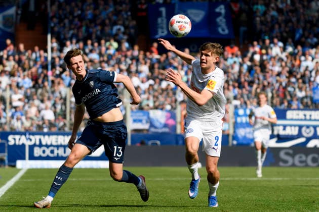 Oliver Olsen (VfL Bochum) und Frederik Roslyng (Holstein Kiel) im Kampf um den Ball waehrend des spiels der 2. Bundesliga zwischen VfL Bochum und Holstein Kiel, Vonovia Ruhrstadion am 22. March 2026 in Bochum, Deutschland. (Foto von Max Maiwald DeFodi Images) +++ Oliver Olsen (VfL Bochum) und Frederik Roslyng (Holstein Kiel) battle for the ball during the 2. Bundesliga match between VfL Bochum and Holstein Kiel at Vonovia Ruhrstadion on March 22, 2026 in Bochum, Germany. (Photo by Max Maiwald DeFodi Images) (Photo by Max Maiwald DeFodi Images) -