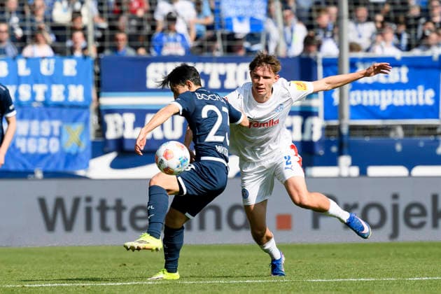 Koji Miyoshi (VfL Bochum) und Frederik Roslyng (Holstein Kiel) im Kampf um den Ball waehrend des spiels der 2. Bundesliga zwischen VfL Bochum und Holstein Kiel, Vonovia Ruhrstadion am 22. March 2026 in Bochum, Deutschland. (Foto von Max Maiwald DeFodi Images) +++ Koji Miyoshi (VfL Bochum) und Frederik Roslyng (Holstein Kiel) battle for the ball during the 2. Bundesliga match between VfL Bochum and Holstein Kiel at Vonovia Ruhrstadion on March 22, 2026 in Bochum, Germany. (Photo by Max Maiwald DeFodi Images) (Photo by Max Maiwald DeFodi Images) -