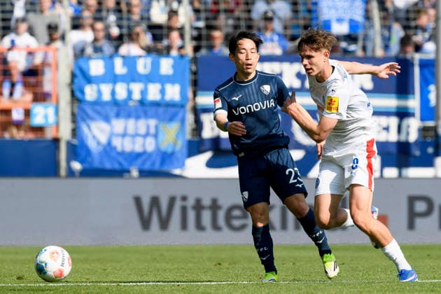 Koji Miyoshi (VfL Bochum) und Frederik Roslyng (Holstein Kiel) im Kampf um den Ball waehrend des spiels der 2. Bundesliga zwischen VfL Bochum und Holstein Kiel, Vonovia Ruhrstadion am 22. March 2026 in Bochum, Deutschland. (Foto von Max Maiwald DeFodi Images) +++ Koji Miyoshi (VfL Bochum) und Frederik Roslyng (Holstein Kiel) battle for the ball during the 2. Bundesliga match between VfL Bochum and Holstein Kiel at Vonovia Ruhrstadion on March 22, 2026 in Bochum, Germany. (Photo by Max Maiwald DeFodi Images) (Photo by Max Maiwald DeFodi Images) -