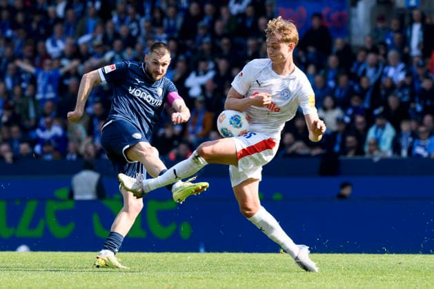 Matus Bero (VfL Bochum) und Kasper Davidsen (Holstein Kiel) im Kampf um den Ball waehrend des spiels der 2. Bundesliga zwischen VfL Bochum und Holstein Kiel, Vonovia Ruhrstadion am 22. March 2026 in Bochum, Deutschland. (Foto von Max Maiwald DeFodi Images) +++ Matus Bero (VfL Bochum) und Kasper Davidsen (Holstein Kiel) battle for the ball during the 2. Bundesliga match between VfL Bochum and Holstein Kiel at Vonovia Ruhrstadion on March 22, 2026 in Bochum, Germany. (Photo by Max Maiwald DeFodi Images) (Photo by Max Maiwald DeFodi Images) -