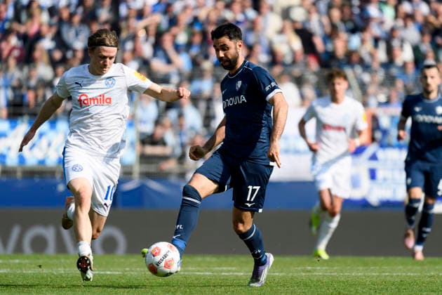 Niklas Niehoff (Holstein Kiel) und Gerrit Holtmann (VfL Bochum) im Kampf um den Ball waehrend des spiels der 2. Bundesliga zwischen VfL Bochum und Holstein Kiel, Vonovia Ruhrstadion am 22. March 2026 in Bochum, Deutschland. (Foto von Max Maiwald DeFodi Images) +++ Niklas Niehoff (Holstein Kiel) und Gerrit Holtmann (VfL Bochum) battle for the ball during the 2. Bundesliga match between VfL Bochum and Holstein Kiel at Vonovia Ruhrstadion on March 22, 2026 in Bochum, Germany. (Photo by Max Maiwald DeFodi Images) (Photo by Max Maiwald DeFodi Images) -