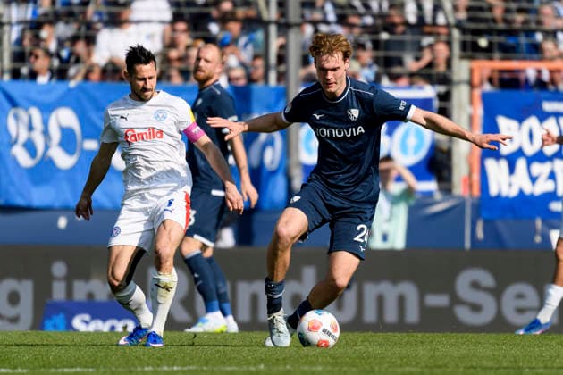 Phil Harres (Holstein Kiel) und Mats Pannewig (VfL Bochum) im Kampf um den Ball waehrend des spiels der 2. Bundesliga zwischen VfL Bochum und Holstein Kiel, Vonovia Ruhrstadion am 22. March 2026 in Bochum, Deutschland. (Foto von Max Maiwald DeFodi Images) +++ Phil Harres (Holstein Kiel) und Mats Pannewig (VfL Bochum) battle for the ball during the 2. Bundesliga match between VfL Bochum and Holstein Kiel at Vonovia Ruhrstadion on March 22, 2026 in Bochum, Germany. (Photo by Max Maiwald DeFodi Images) (Photo by Max Maiwald DeFodi Images) -