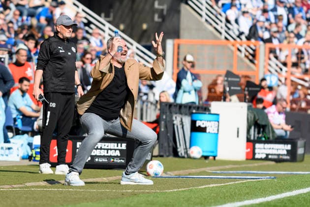 Trainer Tim Walter (Holstein Kiel) gestikuliert waehrend des spiels der 2. Bundesliga zwischen VfL Bochum und Holstein Kiel, Vonovia Ruhrstadion am 22. March 2026 in Bochum, Deutschland. (Foto von Max Maiwald DeFodi Images) +++ Trainer Tim Walter (Holstein Kiel) gestures during the 2. Bundesliga match between VfL Bochum and Holstein Kiel at Vonovia Ruhrstadion on March 22, 2026 in Bochum, Germany. (Photo by Max Maiwald DeFodi Images) (Photo by Max Maiwald DeFodi Images) -