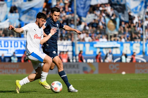 Jonas Meffert (Holstein Kiel) und Kjell Waetjen (VfL Bochum) im Kampf um den Ball waehrend des spiels der 2. Bundesliga zwischen VfL Bochum und Holstein Kiel, Vonovia Ruhrstadion am 22. March 2026 in Bochum, Deutschland. (Foto von Max Maiwald DeFodi Images) +++ Jonas Meffert (Holstein Kiel) und Kjell Waetjen (VfL Bochum) battle for the ball during the 2. Bundesliga match between VfL Bochum and Holstein Kiel at Vonovia Ruhrstadion on March 22, 2026 in Bochum, Germany. (Photo by Max Maiwald DeFodi Images) (Photo by Max Maiwald DeFodi Images) -