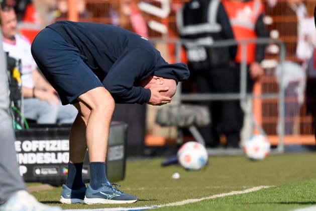 Trainer Uwe Roesler (VfL Bochum) gestikuliert waehrend des spiels der 2. Bundesliga zwischen VfL Bochum und Holstein Kiel, Vonovia Ruhrstadion am 22. March 2026 in Bochum, Deutschland. (Foto von Max Maiwald DeFodi Images) +++ Trainer Uwe Roesler (VfL Bochum) gestures during the 2. Bundesliga match between VfL Bochum and Holstein Kiel at Vonovia Ruhrstadion on March 22, 2026 in Bochum, Germany. (Photo by Max Maiwald DeFodi Images) (Photo by Max Maiwald DeFodi Images) -