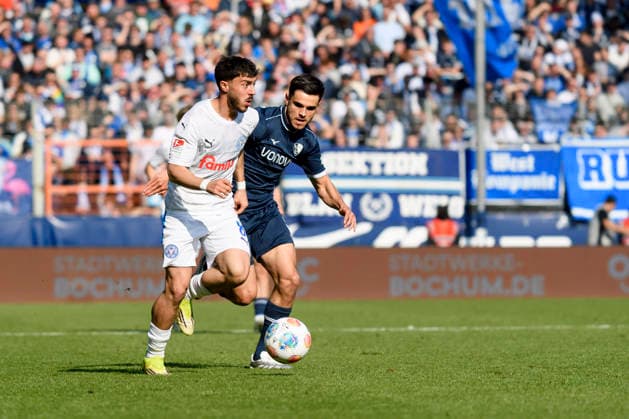 Jonas Meffert (Holstein Kiel) und Kjell Waetjen (VfL Bochum) im Kampf um den Ball waehrend des spiels der 2. Bundesliga zwischen VfL Bochum und Holstein Kiel, Vonovia Ruhrstadion am 22. March 2026 in Bochum, Deutschland. (Foto von Max Maiwald DeFodi Images) +++ Jonas Meffert (Holstein Kiel) und Kjell Waetjen (VfL Bochum) battle for the ball during the 2. Bundesliga match between VfL Bochum and Holstein Kiel at Vonovia Ruhrstadion on March 22, 2026 in Bochum, Germany. (Photo by Max Maiwald DeFodi Images) (Photo by Max Maiwald DeFodi Images) -