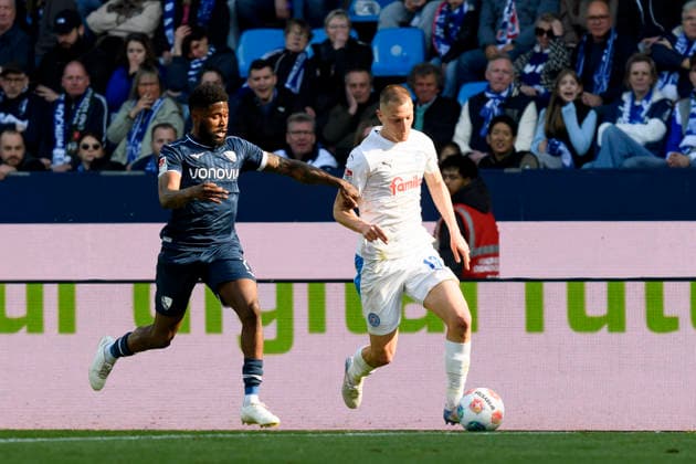 Moritz-Broni Kwarteng (VfL Bochum) und Ivan Nekic (Holstein Kiel) im Kampf um den Ball waehrend des spiels der 2. Bundesliga zwischen VfL Bochum und Holstein Kiel, Vonovia Ruhrstadion am 22. March 2026 in Bochum, Deutschland. (Foto von Max Maiwald DeFodi Images) +++ Moritz-Broni Kwarteng (VfL Bochum) und Ivan Nekic (Holstein Kiel) battle for the ball during the 2. Bundesliga match between VfL Bochum and Holstein Kiel at Vonovia Ruhrstadion on March 22, 2026 in Bochum, Germany. (Photo by Max Maiwald DeFodi Images) (Photo by Max Maiwald DeFodi Images) -