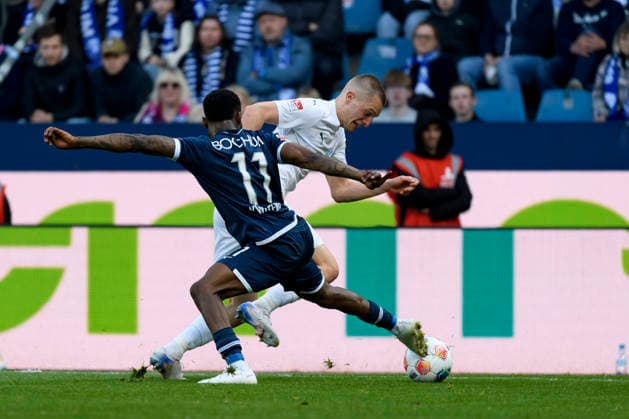 Moritz-Broni Kwarteng (VfL Bochum) und Ivan Nekic (Holstein Kiel) im Kampf um den Ball waehrend des spiels der 2. Bundesliga zwischen VfL Bochum und Holstein Kiel, Vonovia Ruhrstadion am 22. March 2026 in Bochum, Deutschland. (Foto von Max Maiwald DeFodi Images) +++ Moritz-Broni Kwarteng (VfL Bochum) und Ivan Nekic (Holstein Kiel) battle for the ball during the 2. Bundesliga match between VfL Bochum and Holstein Kiel at Vonovia Ruhrstadion on March 22, 2026 in Bochum, Germany. (Photo by Max Maiwald DeFodi Images) (Photo by Max Maiwald DeFodi Images) -