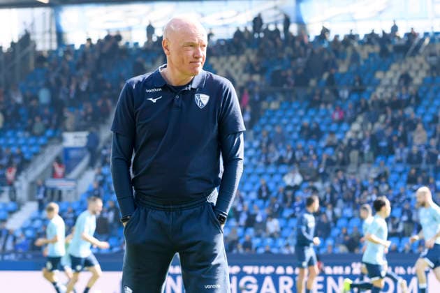 Trainer Uwe Roesler (VfL Bochum) schaut waehrend des spiels der 2. Bundesliga zwischen VfL Bochum und Holstein Kiel, Vonovia Ruhrstadion am 22. March 2026 in Bochum, Deutschland. (Foto von Max Maiwald DeFodi Images) +++ Trainer Uwe Roesler (VfL Bochum) looks on during the 2. Bundesliga match between VfL Bochum and Holstein Kiel at Vonovia Ruhrstadion on March 22, 2026 in Bochum, Germany. (Photo by Max Maiwald DeFodi Images) (Photo by Max Maiwald DeFodi Images) -